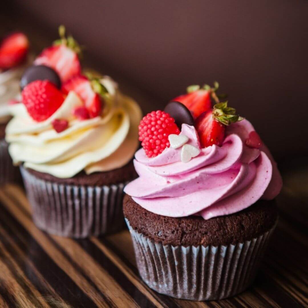 Cupcakes with frosting & berries
